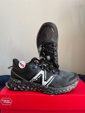 New Balance Fresh Foam Garo V1 trail running - Women Size 7 US WIDE - NWT